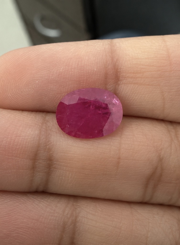 Oval Ruby · 14.5×11 mm — photograph 2