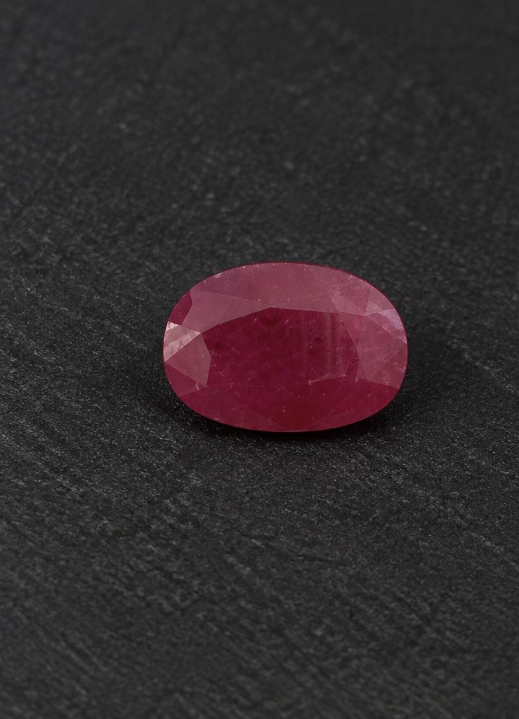 Oval Ruby · 15×9 mm — photograph 1
