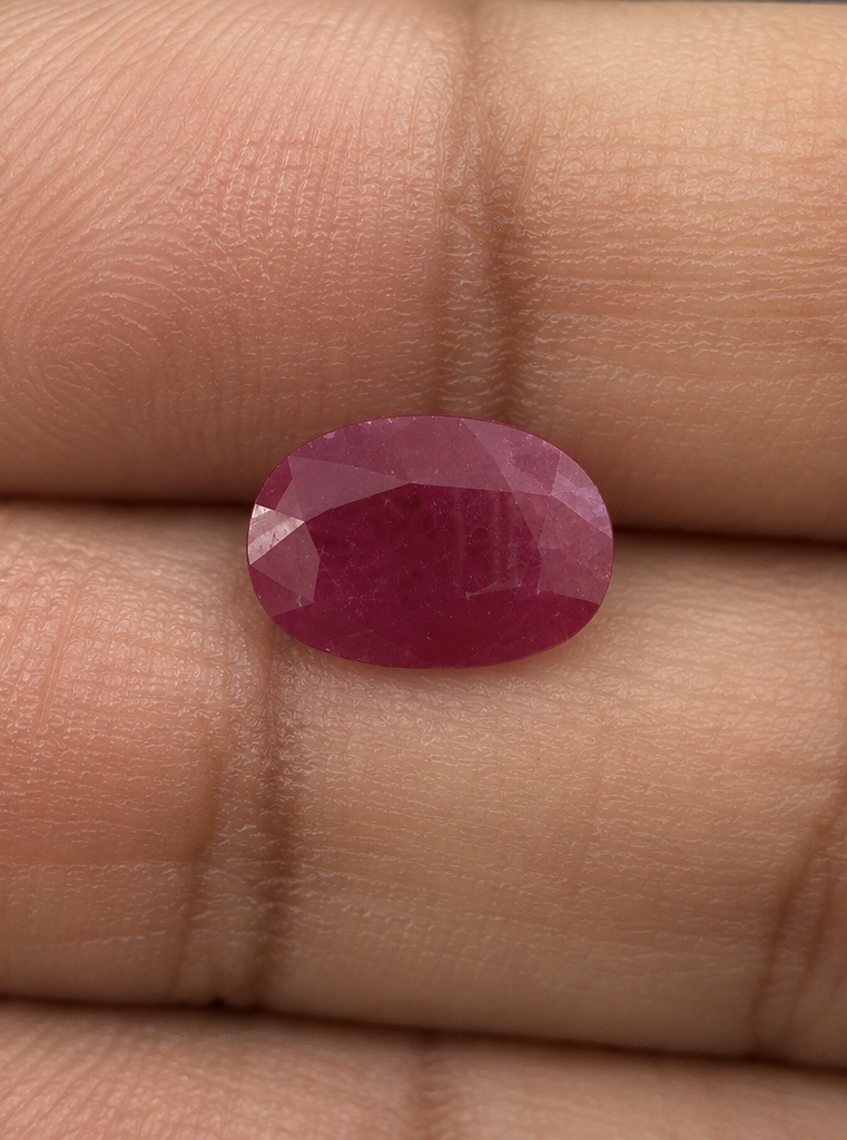 Oval Ruby · 15×9 mm — photograph 2