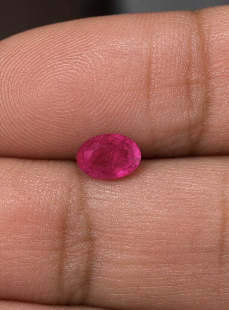 Oval Ruby · 5×4 mm — photograph 2