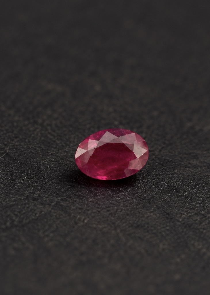Oval Ruby · 6×4 mm — photograph 1