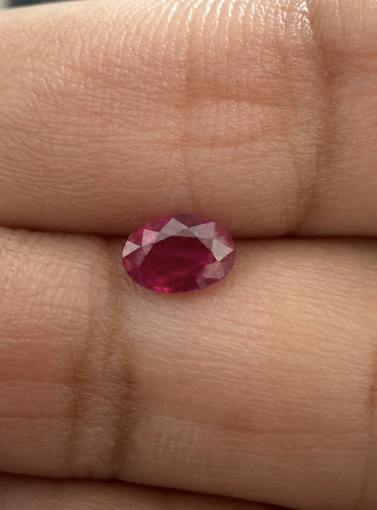 Oval Ruby · 6×4 mm — photograph 2