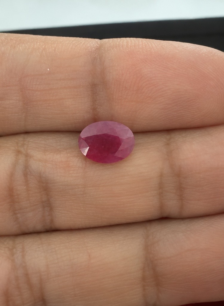 Oval Ruby · 8×6 mm — photograph 2
